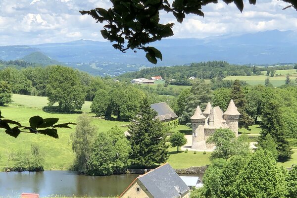 Randonnée-Chateau de Sourniac-Pays de Mauriac-Cantal